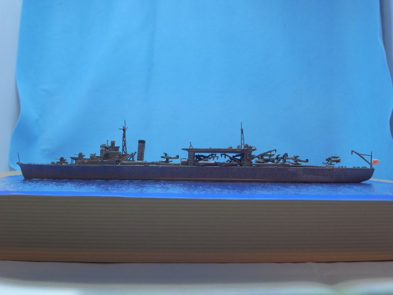 水上機母艦　千歳（1/700、アオシマ）の完成写真（左舷から）