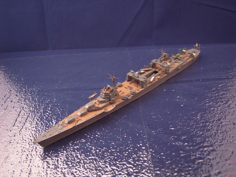 特殊潜航艇母艦　日進（1/700、アオシマ）の完成写真（斜め前から）