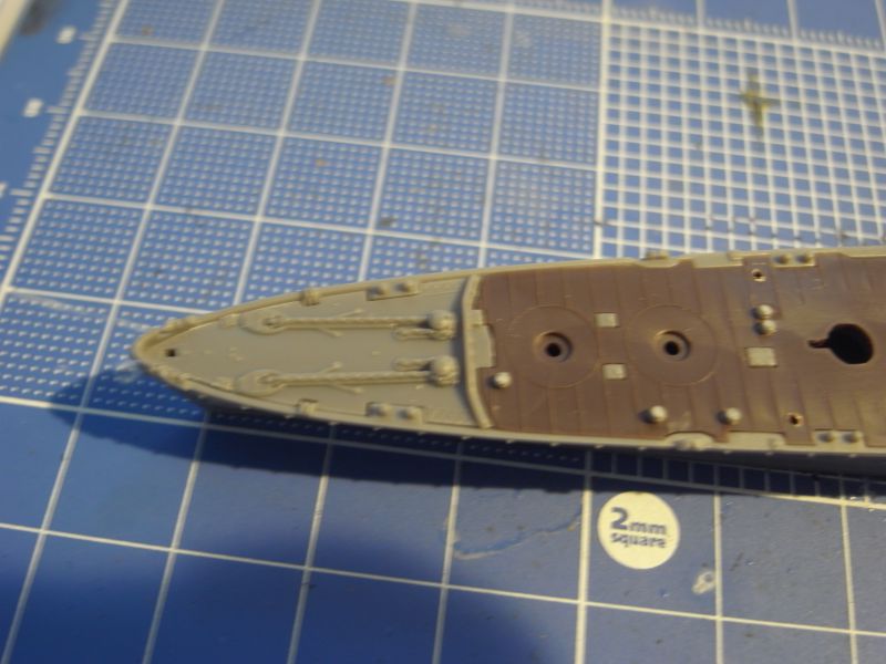 多摩（フジミ、艦NEXT、1/700）の甲板前部のスミ入れ前