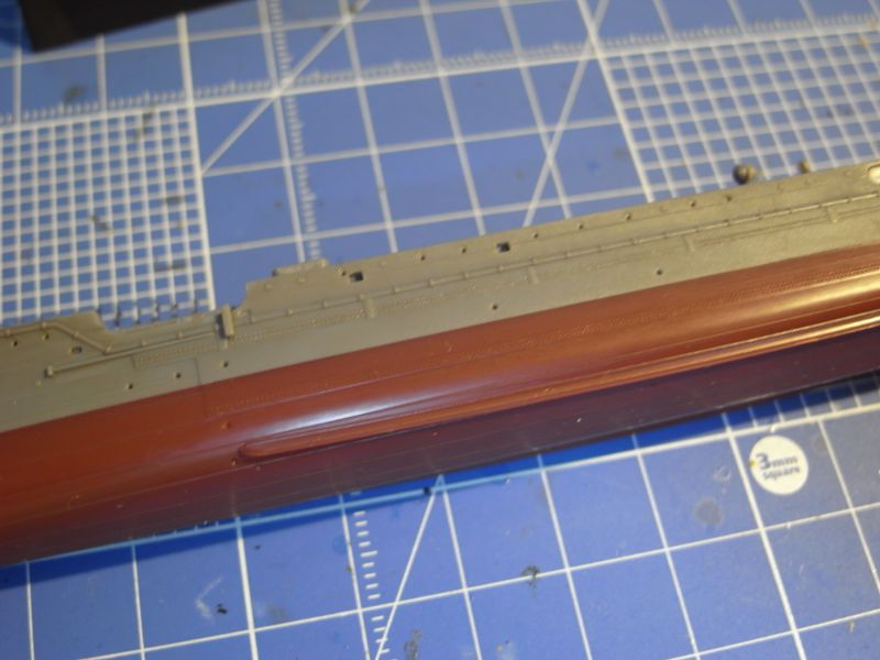 多摩（フジミ、艦NEXT、1/700）の船体側面（スミ入れ後）