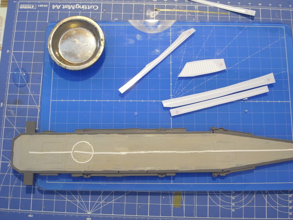 雲鷹（アオシマ）の飛行甲板のデカール貼り1