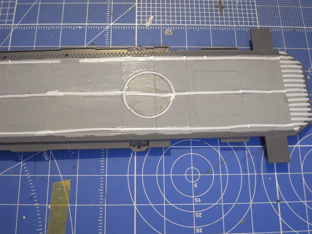 雲鷹（アオシマ）の飛行甲板のデカール貼り4
