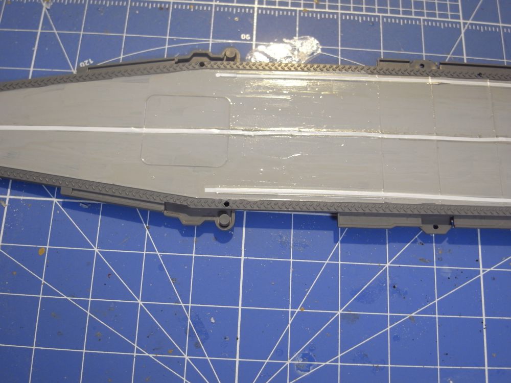 雲鷹（アオシマ）の飛行甲板のデカール貼り5